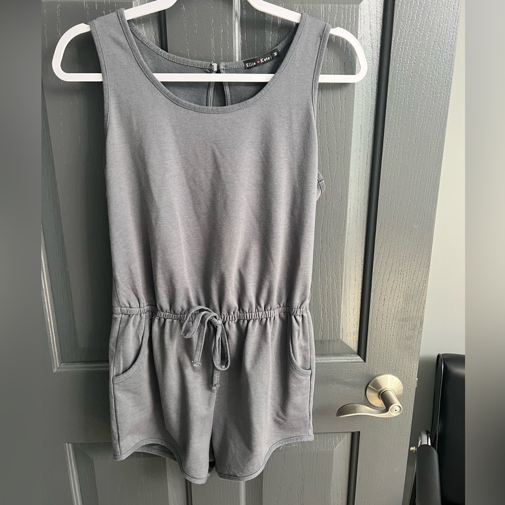 Ellie and Kate Gray romper with pockets tie waist Medium very comfortable soft